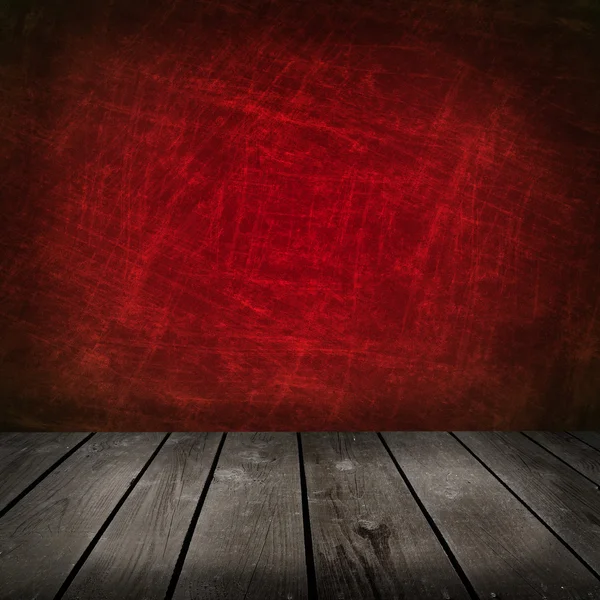 Oude kamer met rode muur en houten vloer — Stockfoto