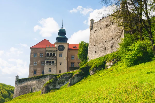 Castelo Pieskowa Skala em National Ojcow Park, Polônia — Fotografia de Stock