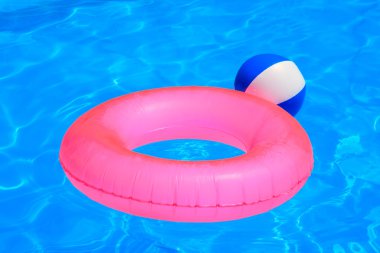 renkli şişme top ve yuvarlak boru kaka Yüzme içinde yüzen