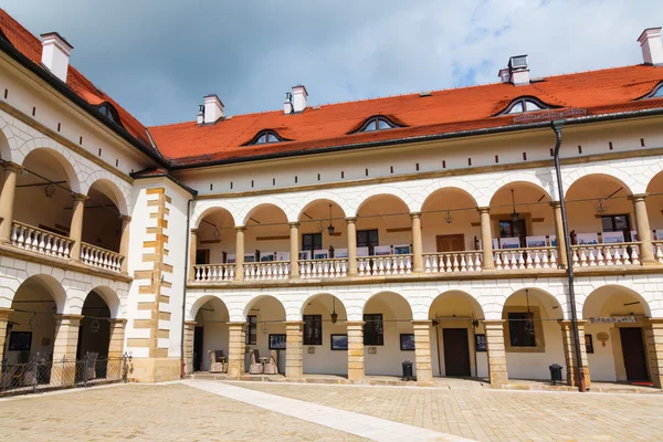 Cortile del Castello di Niepolomice, Polonia — Foto Stock