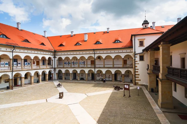 Cortile del Castello di Niepolomice, Polonia — Foto Stock