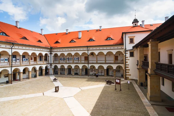 Innenhof des Niepolomice-Schlosses, Polen — Stockfoto