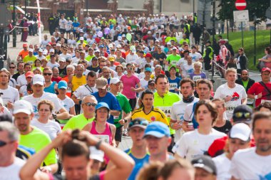 Krakow, Polonya - 18 Mayıs: cracovia maraton. koşucular şehir sokak üzerinde 18 Mayıs 2014 yılında krakow, Polonya 