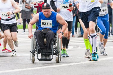 Krakow, Polonya - 28 Mayıs: cracovia maraton. Maratonda bir tekerlekli sandalye üzerinde 18 Mayıs 2014 yılında krakow, Polonya şehir sokaklarında üzerinde tanımlanamayan özürlü adam 