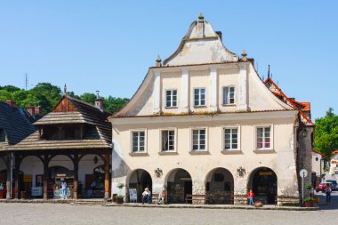 Kazimierz dolny, Polonya - 24 Mayıs: kazimierz dolny kent yürüyen kimliği belirsiz kişiler. Bu bir Sanat Merkezi Polonya merkezidir. 24 Nisan 2014.