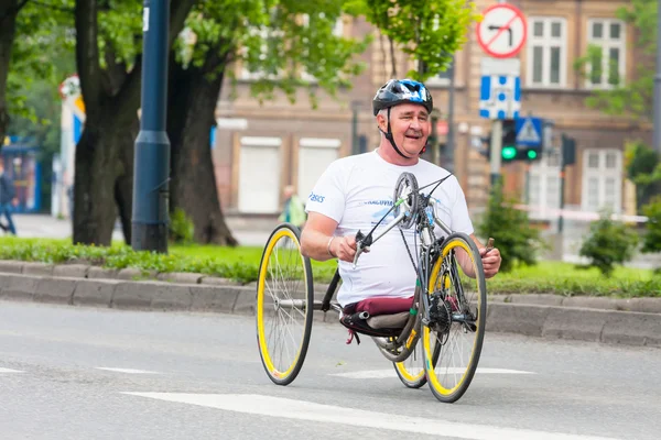 KRAKOW, POLONIA - 28 de mayo: Maratón de Cracovia. Hombre discapacitado no identificado en maratón en silla de ruedas en las calles de la ciudad el 18 de mayo de 2014 en Cracovia, POLONIA — Foto de Stock