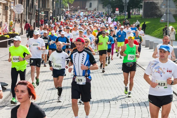 Krakov, Polsko - 18. května: cracovia marathon. běžci na ulicích města na 18 května 2014 v Krakově, Polsko — Stock fotografie