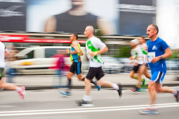 克拉科夫，波兰-5 月 18 日： cracovia 马拉松。赛跑运动员在 2014 年 5 月 18 日在克拉科夫，波兰在城市街道上 — 图库照片