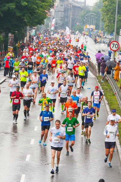 KRAKOW, POLONIA - 18 de mayo: Maratón de Cracovia. Corredores en las calles de la ciudad el 18 de mayo de 2014 en Cracovia, POLONIA —  Fotos de Stock