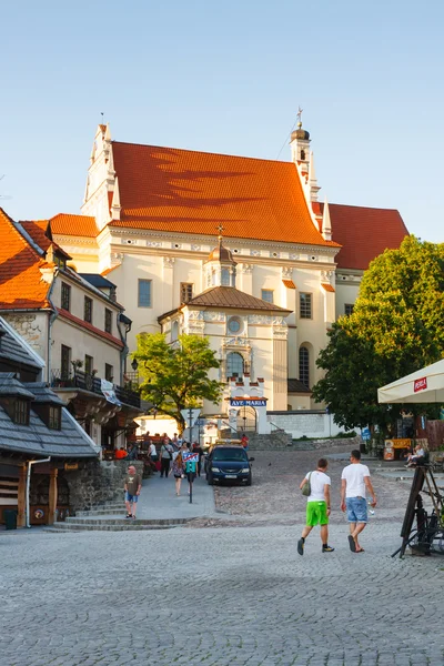 KAZIMIERZ DOLNY, POLAND - May 23: Unidentified people walking on the old town of Kazimierz Dolny. Этот город художественный центр в Польше. 23 мая 2014 г. . — стоковое фото