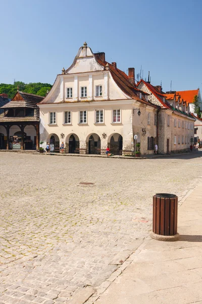 Kazimierz dolny, Polen - 24. Mai: Unbekannte gehen durch die Altstadt von kazimierz dolny. diese stadt ist ein kunstzentrum in polen. 24. Mai 2014. — Stockfoto