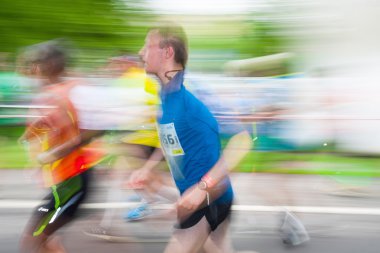 Krakow, Polonya - 18 Mayıs: cracovia maraton. koşucular şehir sokak üzerinde 18 Mayıs 2014 yılında krakow, Polonya 