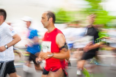 Krakow, Polonya - 18 Mayıs: cracovia maraton. koşucular şehir sokak üzerinde 18 Mayıs 2014 yılında krakow, Polonya 