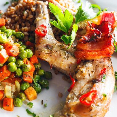 forno assado coelho pernas com ervilhas e cenourafırın tavşan bacağı yeşil bezelye ve havuç ile pişmiş.