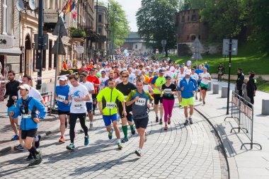 Krakow, Polonya - 18 Mayıs: cracovia maraton. koşucular şehir sokak üzerinde 18 Mayıs 2014 yılında krakow, Polonya 