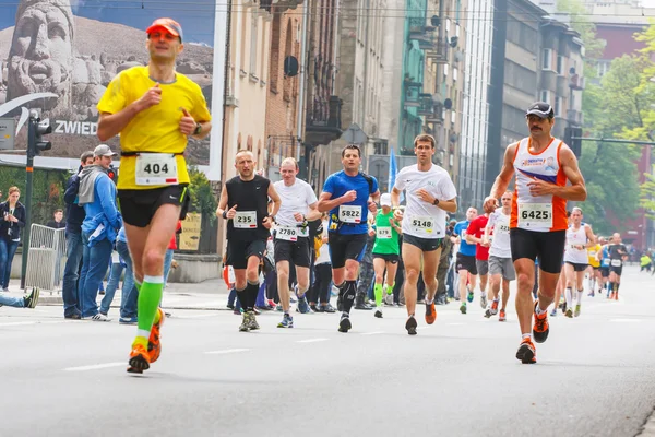 KRAKOW, POLAND - MAY 18 : Cracovia Marathon. Runners on the city streets on May 18, 2014 in Krakow, POLAND — Stock Photo, Image