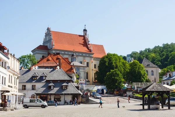 Kazimierz dolny, Polen - 24 mei: niet-geïdentificeerde mensen lopen op de oude binnenstad van kazimierz dolny. deze stad is een kunstencentrum in Polen. 24 mei 2014. — Stockfoto