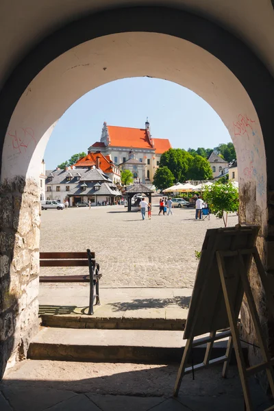 Kazimierz dolny, Polen - 24. Mai: Unbekannte gehen durch die Altstadt von kazimierz dolny. diese stadt ist ein kunstzentrum in polen. 24. Mai 2014. — Stockfoto