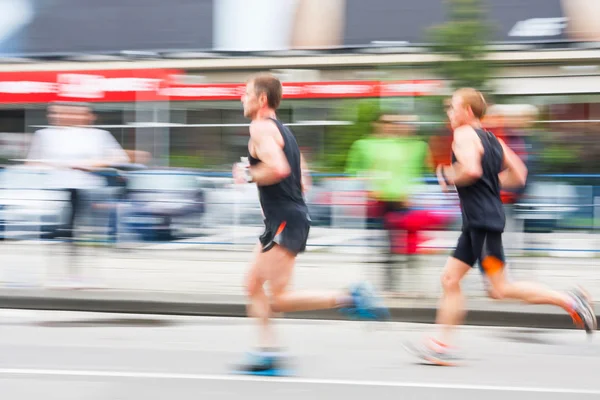 KRAKOW, POLAND - MAY 18 : Cracovia Marathon. Runners on the city streets on May 18, 2014 in Krakow, POLAND — Stock Photo, Image