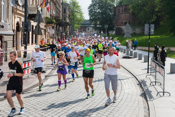 KRAKOW, POLONIA - 18 MAGGIO: Cracovia Marathon. Runners on the city streets il 18 maggio 2014 a Cracovia, POLONIA — Foto Stock