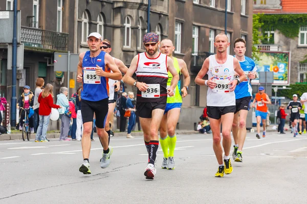 KRAKOW, POLAND - MAY 18 : Cracovia Marathon. Runners on the city streets on May 18, 2014 in Krakow, POLAND — Stock Photo, Image