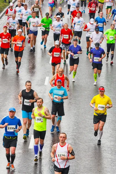 克拉科夫，波兰-5 月 18 日： cracovia 马拉松。赛跑运动员在 2014 年 5 月 18 日在克拉科夫，波兰在城市街道上 — 图库照片