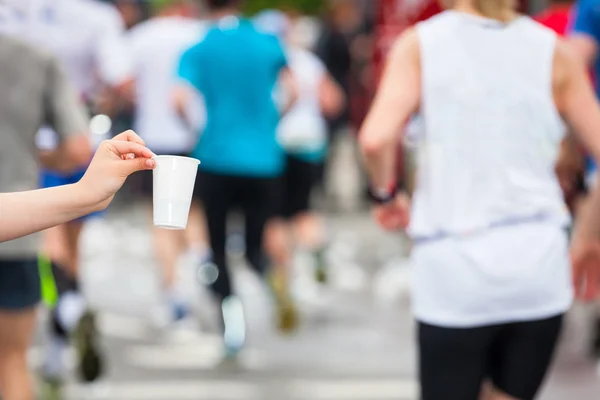Marathonläufer holt Wasser an Servicestelle — Stockfoto