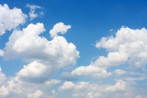 Cielo azul con nubes, de cerca — Foto de Stock