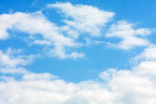 Cielo azul con nubes, de cerca — Foto de Stock