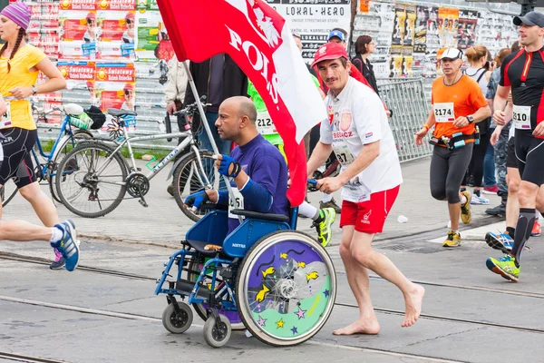 Κρακοβία, Πολωνία - 28 Μαΐου: Μαραθώνιος cracovia. μη αναγνωρισμένο άτομο με ειδικές ανάγκες στον Μαραθώνιο με αναπηρικό καροτσάκι στους δρόμους της πόλης, στις 18 Μαΐου, 2014 στην Κρακοβία, Πολωνία — Φωτογραφία Αρχείου