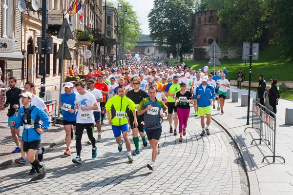 KRAKOW, POLÓNIA - 18 de maio: Maratona Cracovia. Corredores nas ruas da cidade em 18 de maio de 2014 em Cracóvia, POLÔNIA — Fotografia de Stock