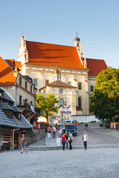 KAZIMIERZ DOLNY, POLONIA - 23 DE MAYO: Personas no identificadas caminando por el casco antiguo de Kazimierz Dolny. Esta ciudad es un centro de arte en Polonia. 23 de mayo de 2014 . —  Fotos de Stock