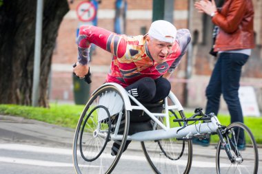 Krakow, Polonya - 28 Mayıs: cracovia maraton. Maratonda bir tekerlekli sandalye üzerinde 18 Mayıs 2014 yılında krakow, Polonya şehir sokaklarında üzerinde tanımlanamayan özürlü adam 