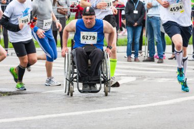 Krakow, Polonya - 28 Mayıs: cracovia maraton. Maratonda bir tekerlekli sandalye üzerinde 18 Mayıs 2014 yılında krakow, Polonya şehir sokaklarında üzerinde tanımlanamayan özürlü adam 