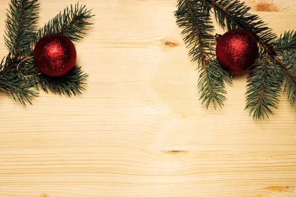 Kerst dennenboom met decoratie op een houten plank — Stockfoto