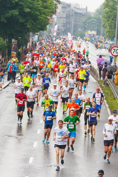 KRAKOW, POLÓNIA - 18 de maio: Maratona Cracovia. Corredores nas ruas da cidade em 18 de maio de 2014 em Cracóvia, POLÔNIA — Fotografia de Stock