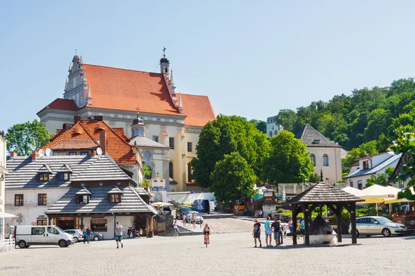 Kazimierz dolny, Polen - 24 maj: oidentifierade människor gå på — Stockfoto