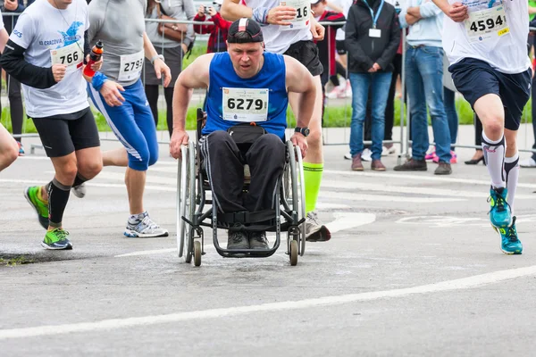 KRAKOW, POLONIA - 28 de mayo: Maratón de Cracovia. Hombre discapacitado no identificado en maratón en silla de ruedas en las calles de la ciudad el 18 de mayo de 2014 en Cracovia, POLONIA —  Fotos de Stock