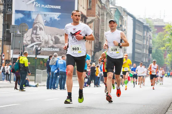 KRAKOW, POLONIA - 18 MAGGIO: Cracovia Marathon. Runners on the city streets il 18 maggio 2014 a Cracovia, POLONIA — Foto Stock