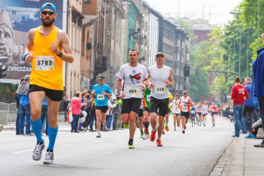 Krakow, Polonya - 18 Mayıs: cracovia maraton. koşucular şehir sokak üzerinde 18 Mayıs 2014 yılında krakow, Polonya 