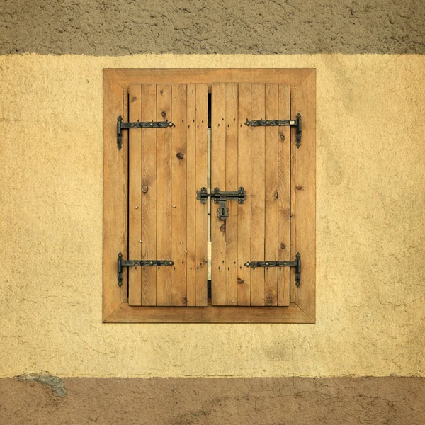 Janela de madeira marrom vintage na parede de tijolo — Fotografia de Stock