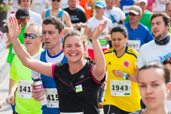 KRAKOW, POLÓNIA - 18 de maio: Maratona Cracovia. Corredores nas ruas da cidade em 18 de maio de 2014 em Cracóvia, POLÔNIA — Fotografia de Stock