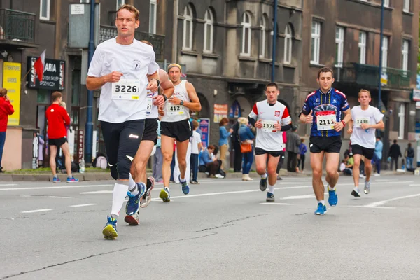 KRAKOW, POLAND - MAY 18 : Cracovia Marathon. Runners on the city streets on May 18, 2014 in Krakow, POLAND — Stock Photo, Image