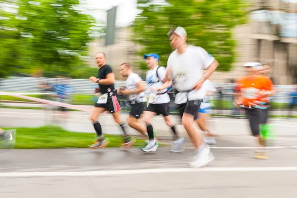 KRAKOW, POLONIA - 18 MAGGIO: Cracovia Marathon. Runners on the city streets il 18 maggio 2014 a Cracovia, POLONIA — Foto Stock
