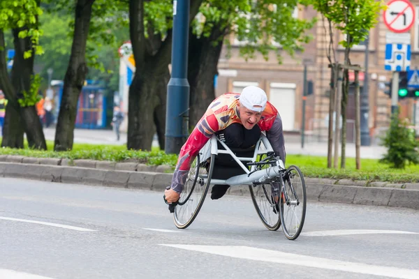 克拉科夫，波兰-5 月 28 日： cracovia 马拉松。身份不明的残障的男子马拉松对 2014 年 5 月 18 日在克拉科夫，波兰在城市街道上坐在轮椅上 — 图库照片