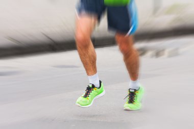 ayrıntı ayakları ve koşucu bir maraton yarışı başlangıç 