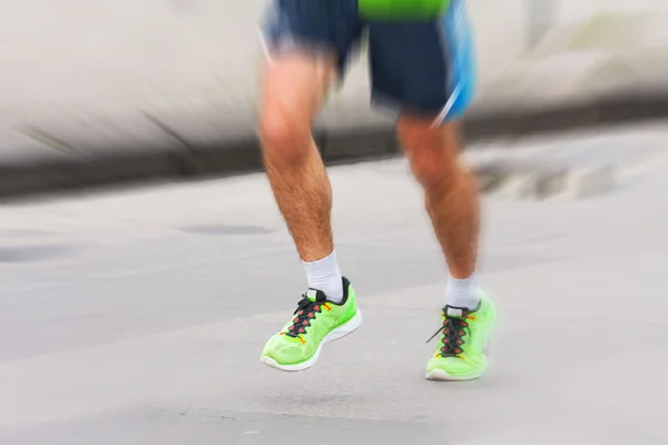 Detalj av benen av löpare i början av ett maraton lopp — Stockfoto