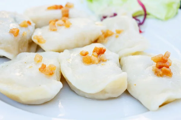 Läckra dumplings kokt i vit platta — Stockfoto