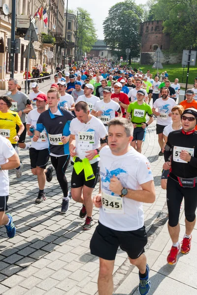 Krakow, Lengyelország - május 18-án: cracovia maraton. futók a város utcáin a május 18, 2014-Krakkó, Lengyelország — Stock Fotó