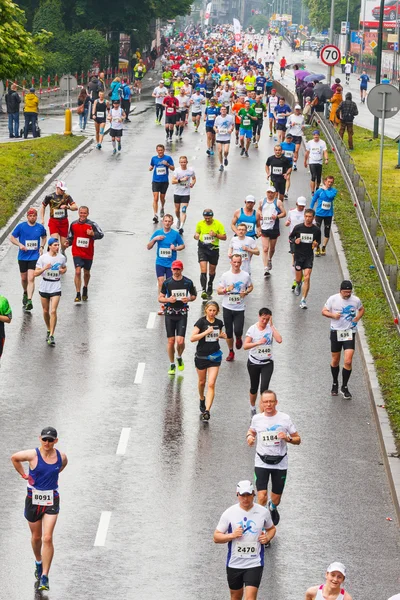 KRAKOW, POLONIA - 18 de mayo: Maratón de Cracovia. Corredores en las calles de la ciudad el 18 de mayo de 2014 en Cracovia, POLONIA — Foto de Stock